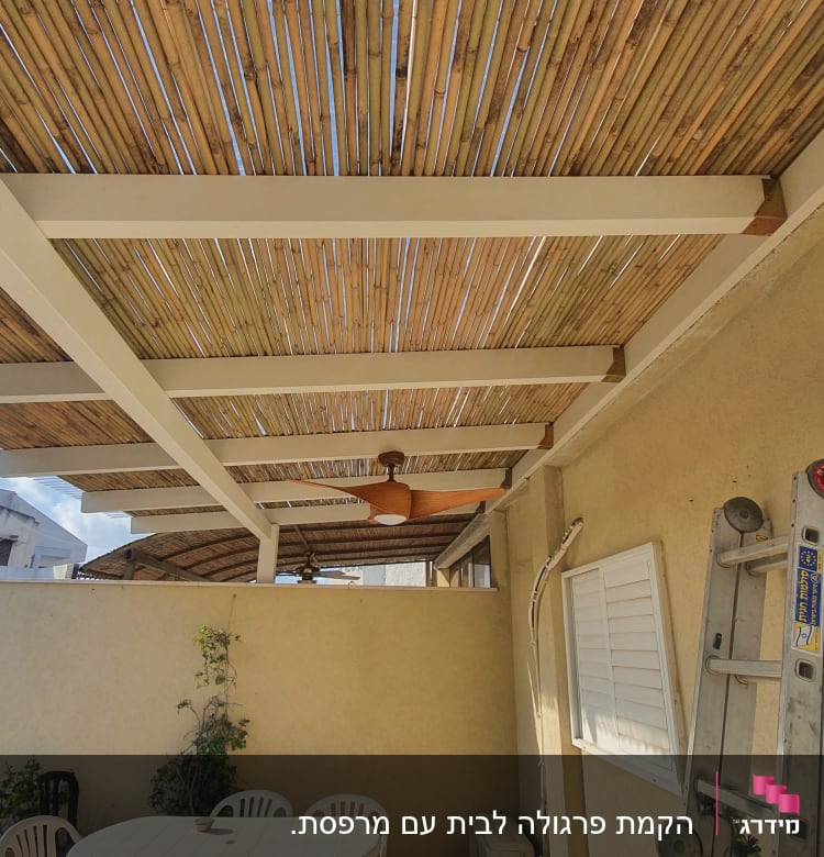 פרגולה מעץ עם מאוורר תקרה בגינה